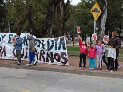 Niños reclamaron por seguridad vial en 20 de Febrero y Cabre ... Imagen 1